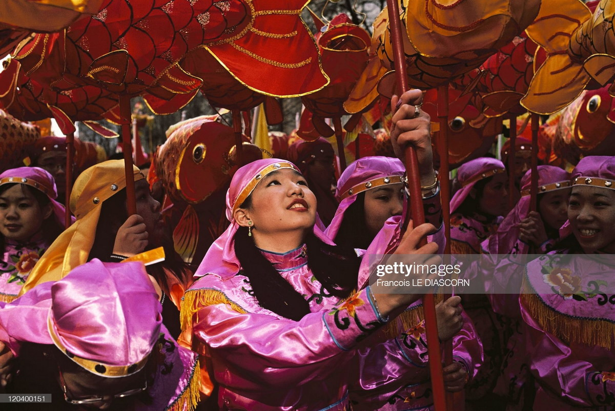 Các thiếu nữ rước cá chép, một biểu tượng cho sự may mắn. thành đạt theo quan niệm về ngày năm mới phương Đông.