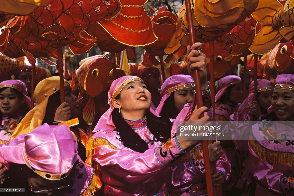 Các thiếu nữ rước cá chép, một biểu tượng cho sự may mắn. thành đạt theo quan niệm về ngày năm mới phương Đông.