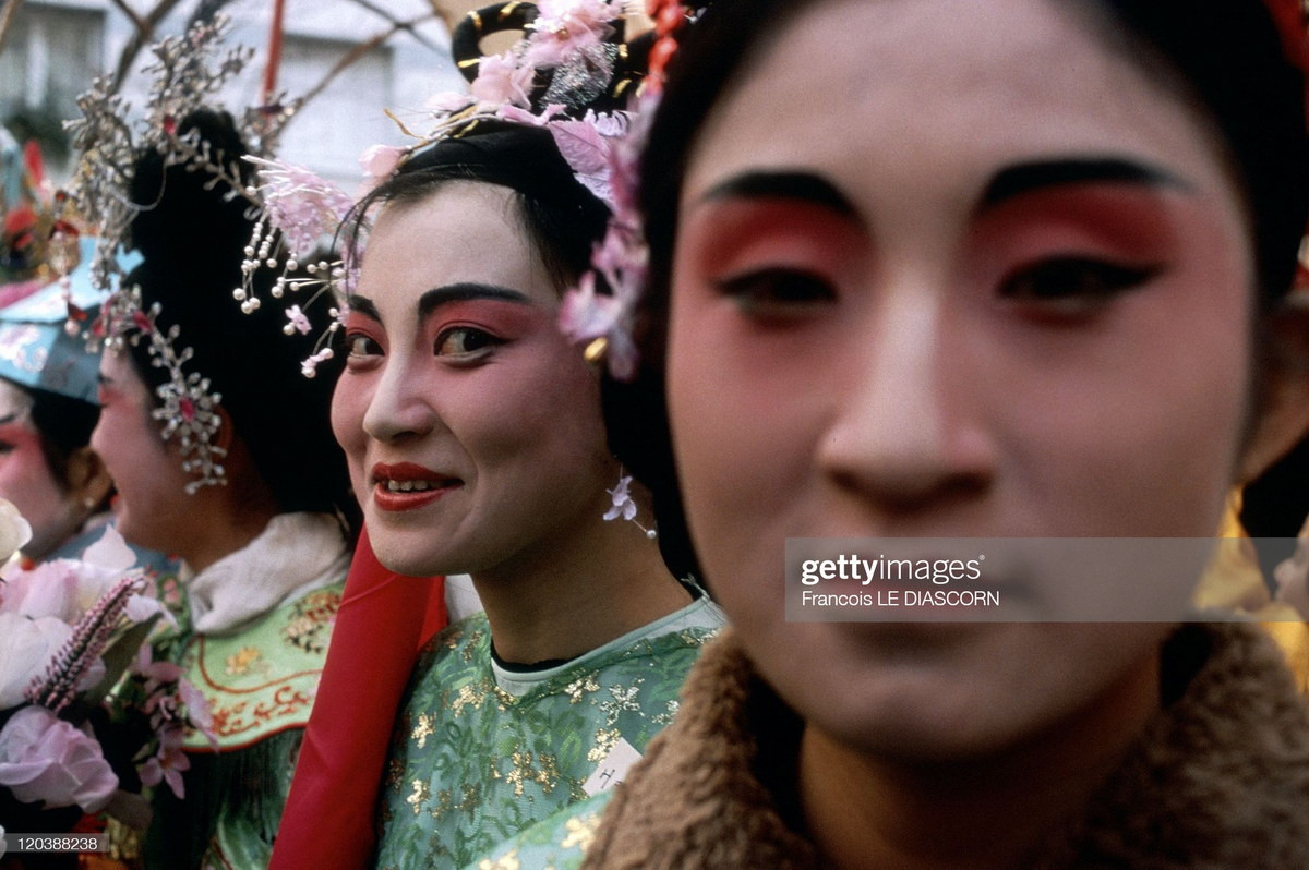 Các diễn viên kinh kịch Trung Hoa xuất hiện trong lễ hội Tết Paris.