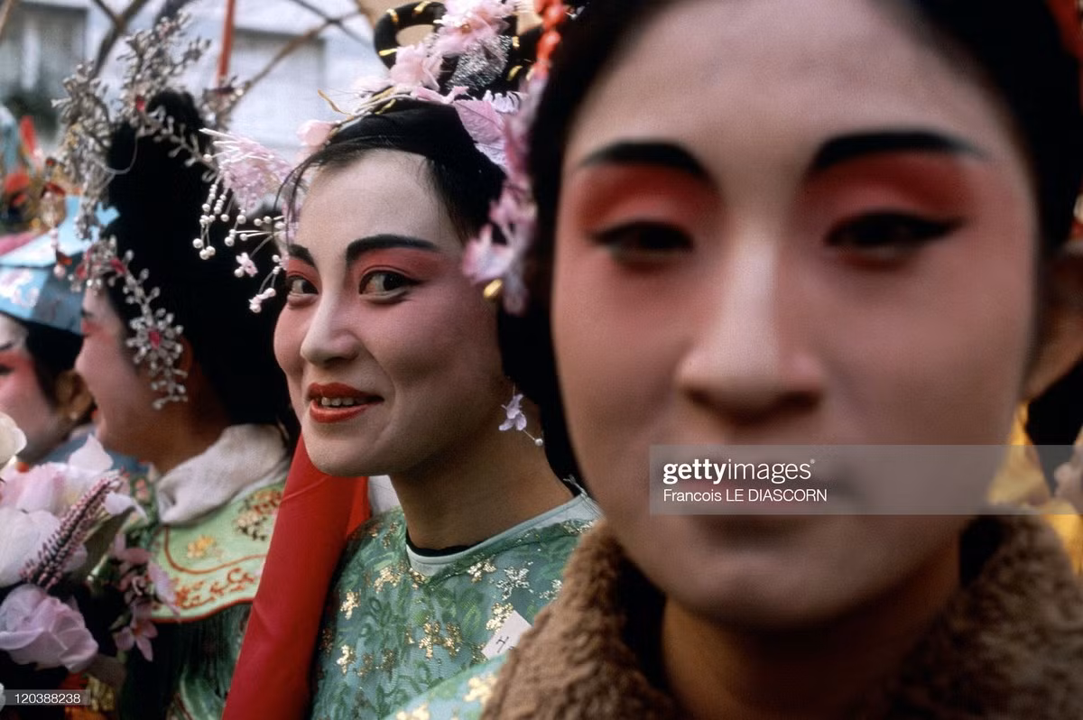 Các diễn viên kinh kịch Trung Hoa xuất hiện trong lễ hội Tết Paris.