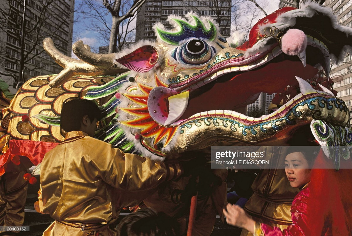 Chiếc đầu rồng khổng lồ xuất hiện trong lễ hội Tết Nguyên Đán ở quận 13 Paris thập niên 1980. Ảnh: Francois Le Diascorn/ Getty Images.