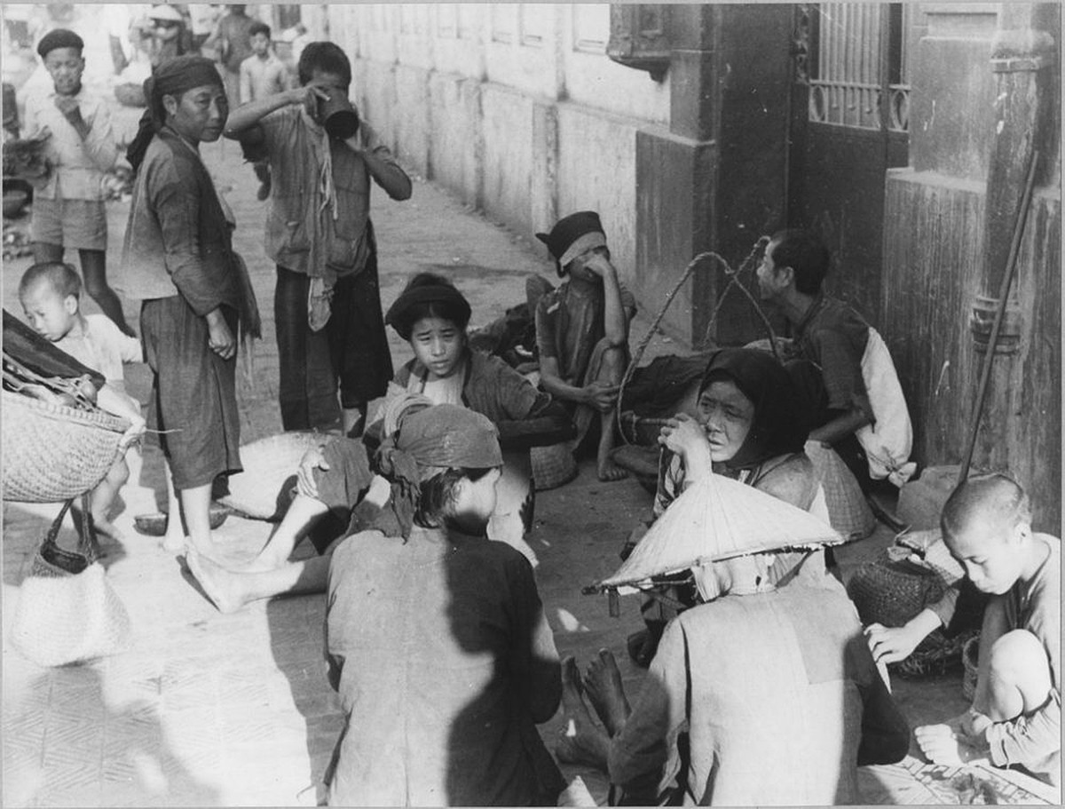 Những người buôn bán nhỏ tụ tập nói chuyện tại một góc chợ.