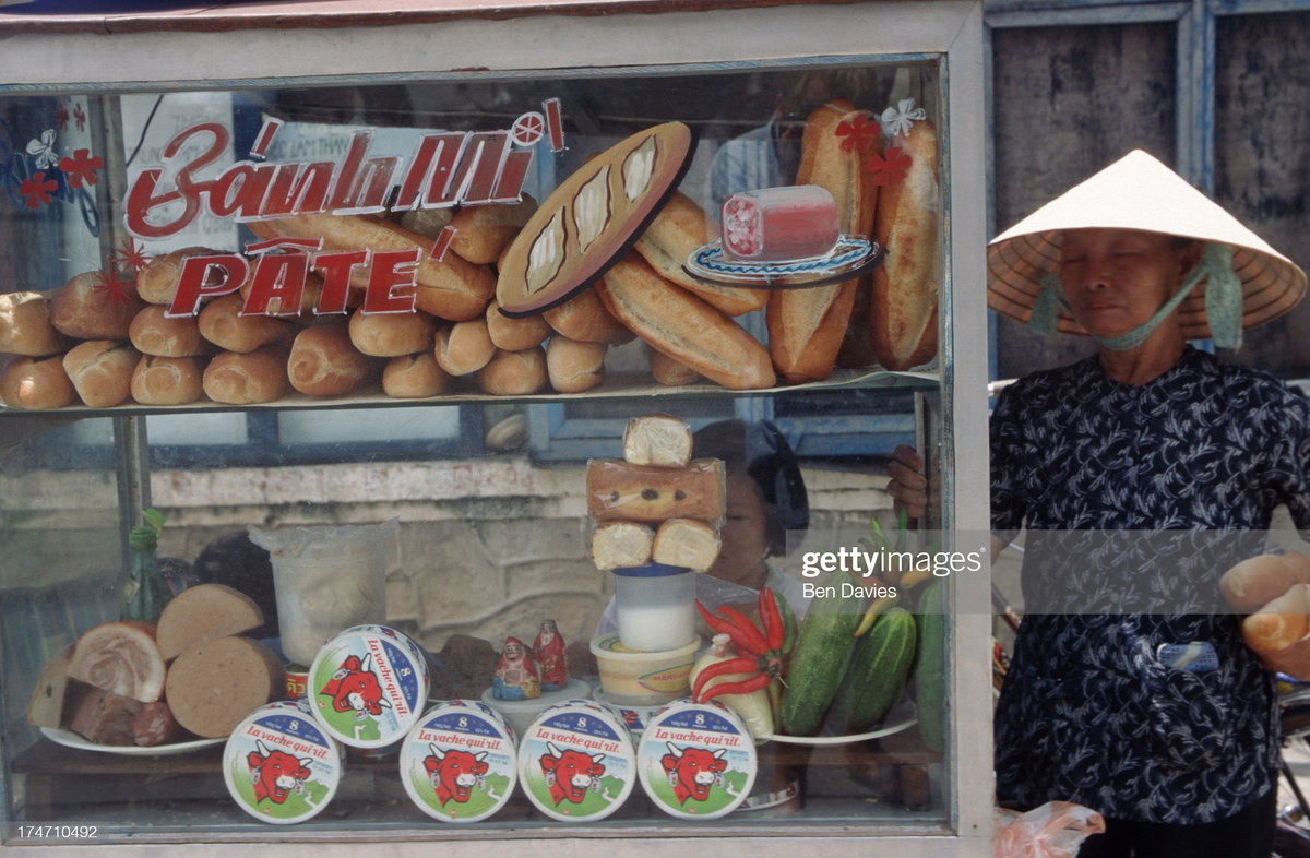 Quầy bánh mì vỉa hè ở TP HCM, Việt Nam năm 1998. Ảnh: Ben Davies / Getty Images.