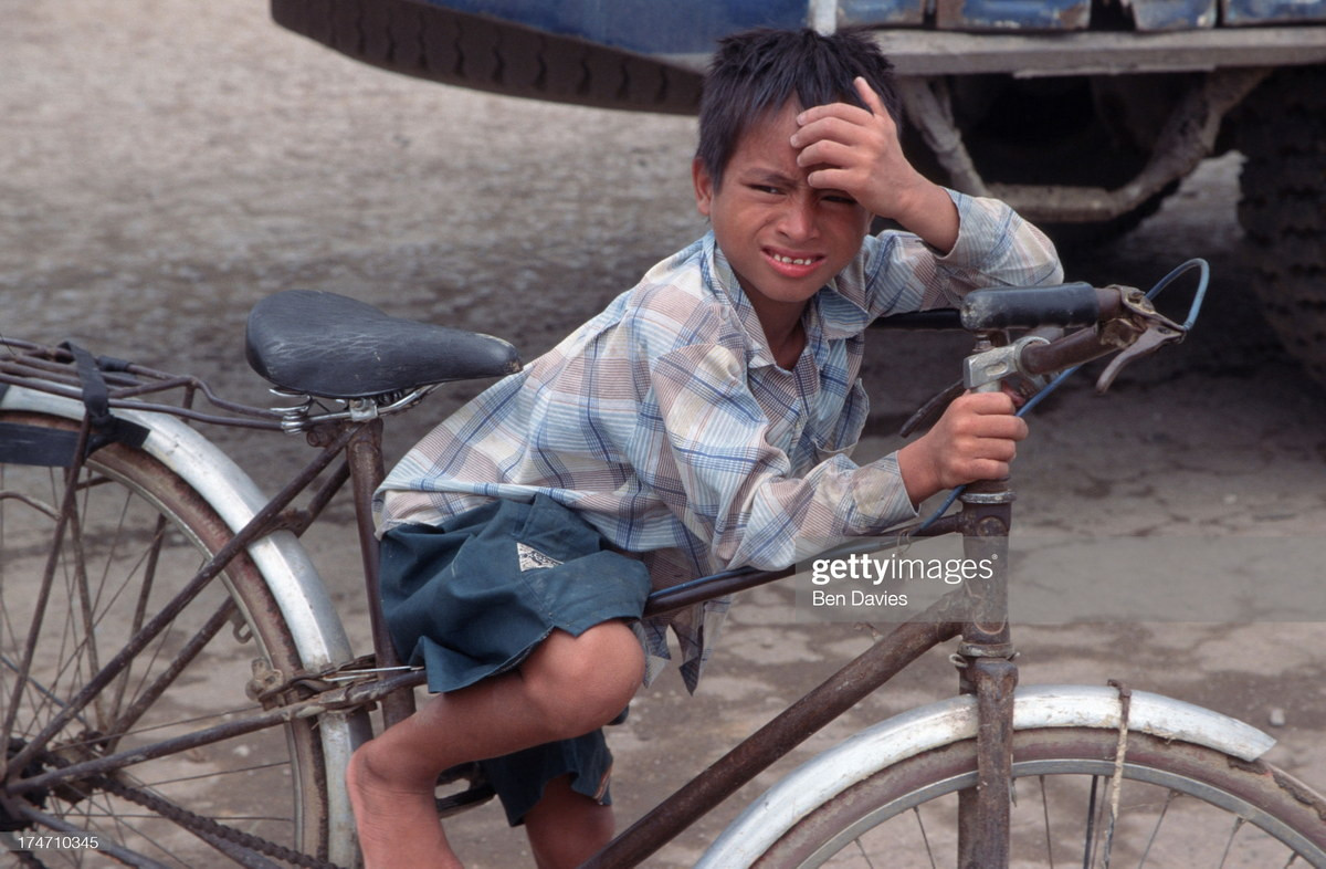 Cậu bé và chiếc xe đạp trên đường phố Hà Nội năm 1998.