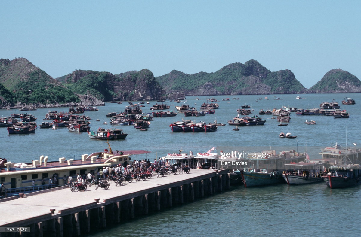 Toàn cảnh bến tàu Cát Bà, Hải Phòng.