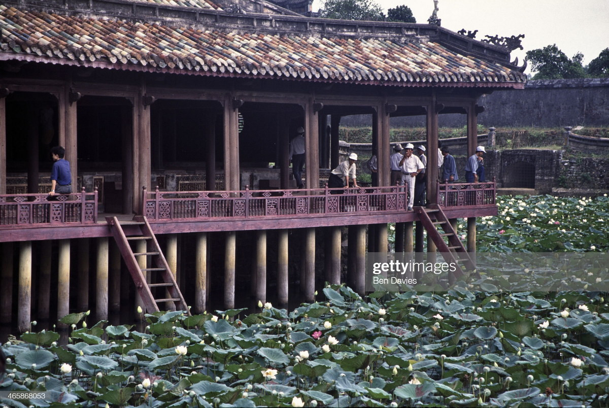 Khách du lịch trên Xung Khiêm Tạ, một công trình nằm bên hồ Lưu Khiêm của lăng Tự Đức ở Huế.