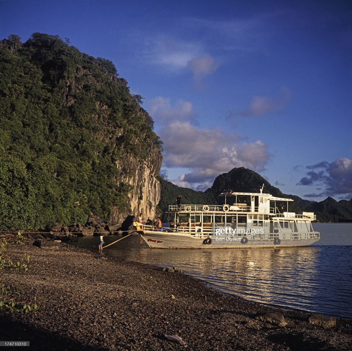 Du thuyền neo đậu tại một đảo đá ở vịnh Hạ Long.