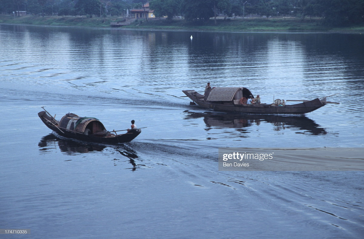 Hai con thuyền trên sông Hương, Cố đô Huế.