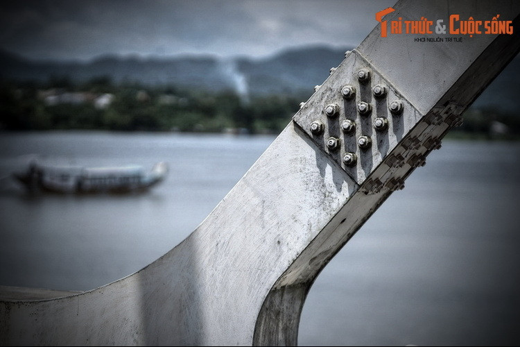 Theo quan niệm phong thủy xưa, Thanh Long là con rồng màu xanh lá cây, trấn giữ hướng Đông, còn Bạch Hổ là con hổ màu trắng, trấn giữ Hướng Tây. Đây là hai linh vật trấn trạch quan trọng ở các công trình được xây dựng theo trục Bắc – Nam.