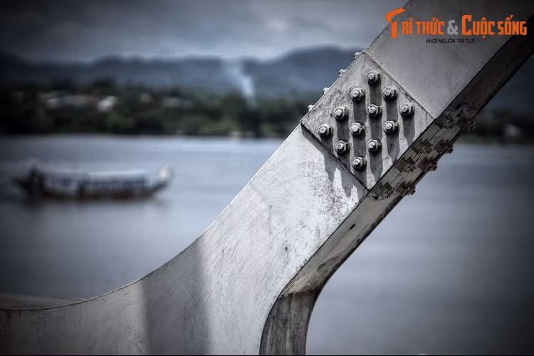 Theo quan niệm phong thủy xưa, Thanh Long là con rồng màu xanh lá cây, trấn giữ hướng Đông, còn Bạch Hổ là con hổ màu trắng, trấn giữ Hướng Tây. Đây là hai linh vật trấn trạch quan trọng ở các công trình được xây dựng theo trục Bắc – Nam.