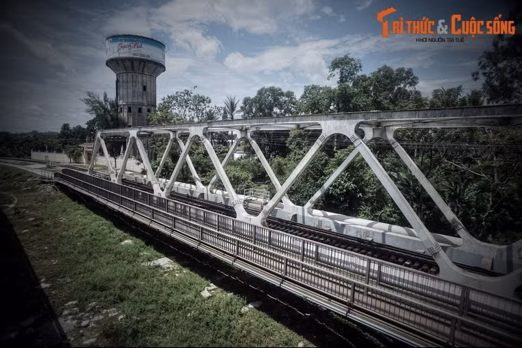 Ngoài yếu tố Bạch Hổ, trên cồn Dã Viên còn xảy ra một câu chuyện hấp dẫn khác liên quan đến loài hổ. Theo đó, vào thời chúa Nguyễn Phúc Khoát (1738-1765), cồn này được dùng làm địa tiểm tổ chức các trận đấu giữa voi và hổ.