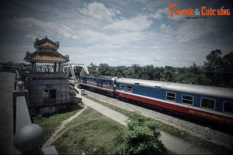 Sau khi khu vườn ngự được xây xong, vào khoảng đầu những năm 1870, vua Tự Đức đã viết bài “Dữ Dã Viên ký” để ca ngợi vẻ đẹp của khu vườn. Từ cái tên “Dữ Dã Viên” nhưng người dân Huế rút gọn thành Dã Viên.