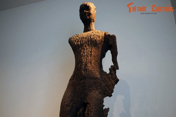 Hình ảnh Đức Phật trong bức tượng cổ xưa này được thể hiện với tư thế đứng thẳng trên tòa sen có hai tầng, dáng thanh mảnh, cổ cao, vai ngang. Hai tay tượng đã mất, nhưng theo kiểu mẫu các tượng Phật Óc Eo khác, có lẽ tượng nguyên bản có hai tay đưa ra phía trước.