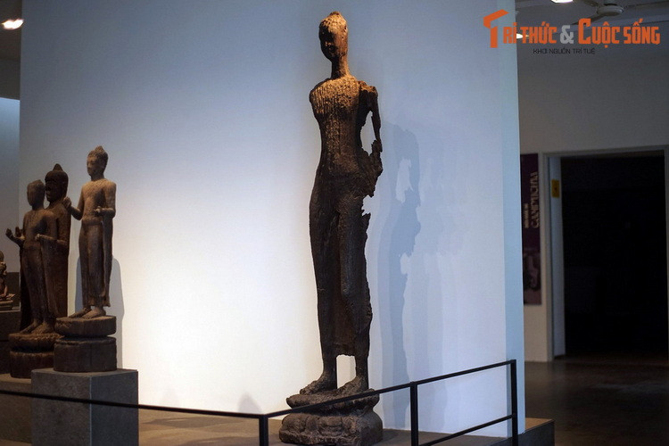 3. Bảo vật quốc gia - tượng Phật Sa Đéc có niên đại thế kỷ 4, được tìm thấy tại một di chỉ khảo cổ ở Sa Đéc, Đồng Tháp. Hiện vật được làm từ một thân cây gỗ sao nguyên khối, chiều cao 2,68 mét, đường kính bệ 55 cm, trọng lượng 100 kg.