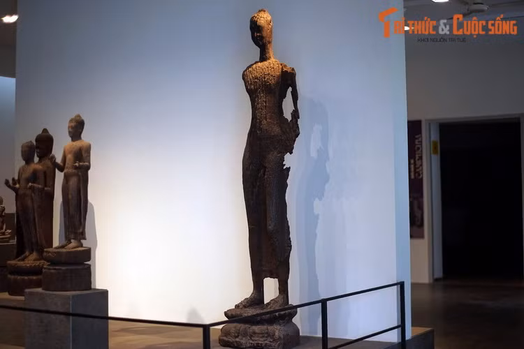 3. Bảo vật quốc gia - tượng Phật Sa Đéc có niên đại thế kỷ 4, được tìm thấy tại một di chỉ khảo cổ ở Sa Đéc, Đồng Tháp. Hiện vật được làm từ một thân cây gỗ sao nguyên khối, chiều cao 2,68 mét, đường kính bệ 55 cm, trọng lượng 100 kg.