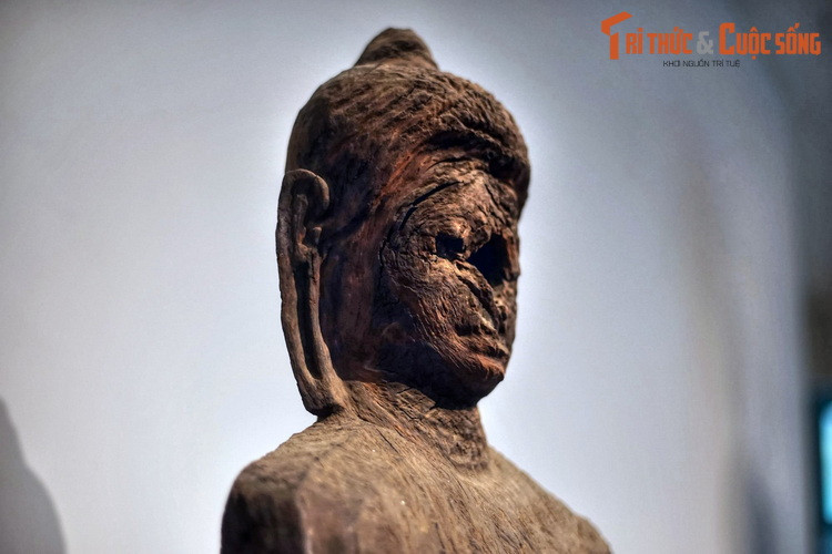 Đầu tượng đội mũ miện tròn đỉnh có chóp nhọn, được gọi là Usnisa (Nhục khấu), dái tai dài buông xuống, một tạo hình đặc trưng của các bức tượng Phật từ xưa đến nay.