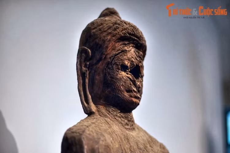 Đầu tượng đội mũ miện tròn đỉnh có chóp nhọn, được gọi là Usnisa (Nhục khấu), dái tai dài buông xuống, một tạo hình đặc trưng của các bức tượng Phật từ xưa đến nay.