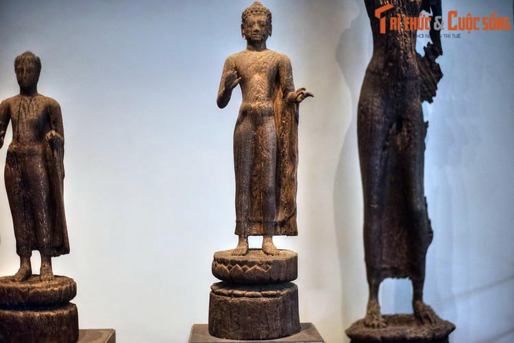 2. Bảo vật quốc gia – tượng Phật Bình Hòa được tìm thấy ở Bình Hòa, Long An, có niên đại từ thế kỷ 3-4 SCN. Về tổng thể, tượng được tạc từ một khối gỗ bằng lăng, có chiều cao 134 cm, đường kính bệ 38 cm, trọng lượng 73 kg.