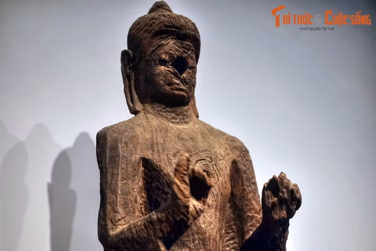 Theo đo đạc, bức tượng thuộc văn hóa Óc Eo này có có chiều cao 200 cm, rộng 50 cm, đường kính bệ 41 cm, dáng thanh mảnh. Vai tượng xuôi, thân mặc áo choàng dài phủ đến chân tạo thành hình vòng cung. Hai tay tượng giơ ngang ngực, đưa ra trước trong tư thế bắt ấn.