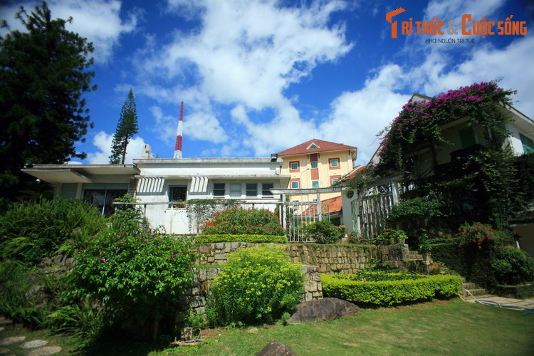 Nằm ở phường 5, TP Đà Lạt, Trung tâm Lưu trữ Quốc gia IV hay Biệt điện Trần Lệ Xuân là một địa điểm du lịch nổi tiếng của “thành phố hoa”. Đây chính là nơi lưu giữ mộc bản triều Nguyễn - Di sản tư liệu thế giới đầu tiên của Việt Nam, được UNESCO công nhận ngày 31/7/2009.