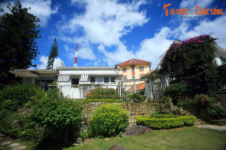 Nằm ở phường 5, TP Đà Lạt, Trung tâm Lưu trữ Quốc gia IV hay Biệt điện Trần Lệ Xuân là một địa điểm du lịch nổi tiếng của “thành phố hoa”. Đây chính là nơi lưu giữ mộc bản triều Nguyễn - Di sản tư liệu thế giới đầu tiên của Việt Nam, được UNESCO công nhận ngày 31/7/2009.