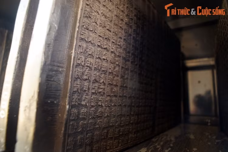 Ngoài ra, mộc bản triều Nguyễn còn bao gồm cả những ván khắc in được tập hợp từ Văn Miếu - Quốc Tử Giám Hà Nội được đưa vào Huế và lưu trữ ở Quốc Tử Giám Huế dưới thời vua Minh Mạng và Thiệu Trị.