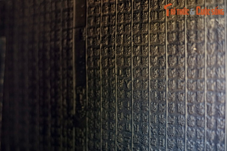 Việc chế tác và ấn hành mộc bàn chịu ràng buộc từ những quy định rất nghiêm ngặt của triều đình. Những tài liệu này được coi là quốc bảo, chỉ những người có trách nhiệm và thẩm quyền làm việc tại Quốc sử quán mới được tiếp xúc và làm việc với chúng.