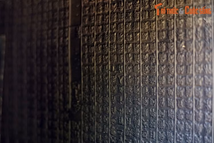 Việc chế tác và ấn hành mộc bàn chịu ràng buộc từ những quy định rất nghiêm ngặt của triều đình. Những tài liệu này được coi là quốc bảo, chỉ những người có trách nhiệm và thẩm quyền làm việc tại Quốc sử quán mới được tiếp xúc và làm việc với chúng.