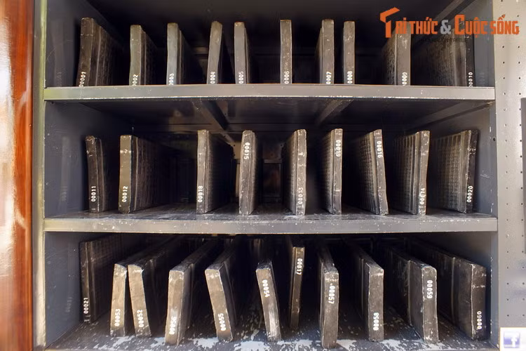 Theo hồ sơ di sản, mộc bản triều Nguyễn gồm 34.618 tấm, là những văn bản chữ Hán - Nôm được khắc ngược trên gỗ, giúp lưu lại những tác phẩm chính văn, chính sử do triều Nguyễn biên soạn.