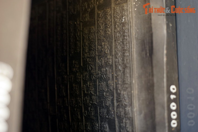 Từ năm 1961, mộc bản triều Nguyễn được cất giữ tại chi nhánh văn khố Đà Lạt. Quá trình đưa khối tài liệu khổng lồ từ Huế về Đà Lạt được thực hiện rất cẩn trọng, phải mất ba lần mới hoàn thành. Năm 1984, mộc bản được chuyển về bảo quản tại khu biệt điện Trần Lệ Xuân cũ.