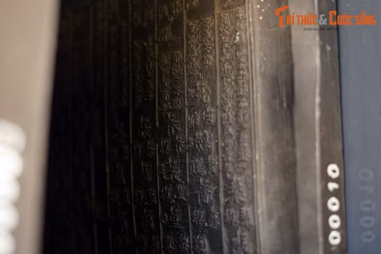 Từ năm 1961, mộc bản triều Nguyễn được cất giữ tại chi nhánh văn khố Đà Lạt. Quá trình đưa khối tài liệu khổng lồ từ Huế về Đà Lạt được thực hiện rất cẩn trọng, phải mất ba lần mới hoàn thành. Năm 1984, mộc bản được chuyển về bảo quản tại khu biệt điện Trần Lệ Xuân cũ.