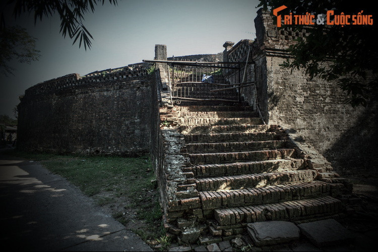 Trong ngày thi đấu, Hổ Quyền được trang trí bởi nghi trượng, cờ, lọng. Một đội lính mặc áo đỏ đội nón sơn, cầm khí giới nghiêm trang đứng hai bên đoạn đường vua đi từ bến sông đến Hồ Quyền. Dân chúng và hương chức quanh vùng đặt hương án, lễ vật trên con đường này.