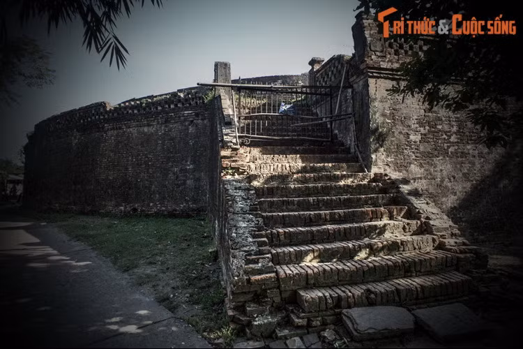 Trong ngày thi đấu, Hổ Quyền được trang trí bởi nghi trượng, cờ, lọng. Một đội lính mặc áo đỏ đội nón sơn, cầm khí giới nghiêm trang đứng hai bên đoạn đường vua đi từ bến sông đến Hồ Quyền. Dân chúng và hương chức quanh vùng đặt hương án, lễ vật trên con đường này.