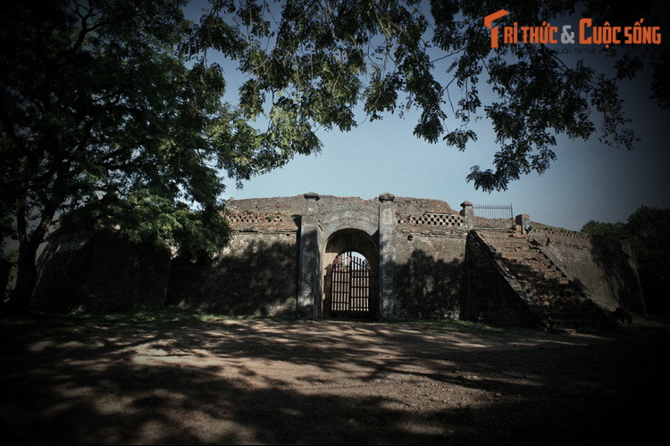 Được vua Minh Mạng cho xây dựng vào năm 1830 ở kinh thành Huế, Hổ Quyền là một đấu trường cổ độc đáo của Việt Nam, không hề có ở bất cứ nơi đâu trên thế giới.