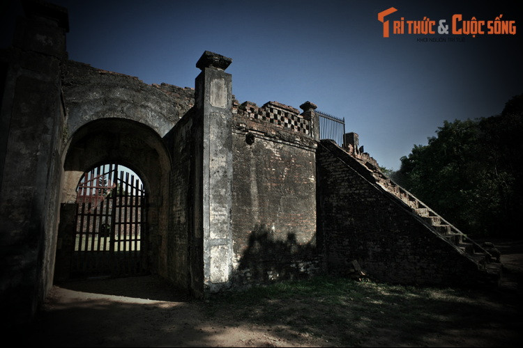 Đúng giờ Ngọ, vua ngự thuyền rồng từ Nghênh Lương Đình, dọc theo sông Hương để lên bến Long Thọ. Vua lên kiệu che bốn lọng và bốn tàn vàng, đi trước là Ngự lâm quân, Thị vệ cầm cờ Tam tài, cờ Ngũ hành, cờ Nhị thập bát tú, gươm tuốt trần, tiếp theo là đội nhạc cung đình.