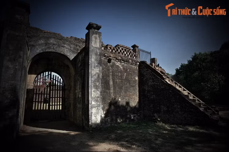 Đúng giờ Ngọ, vua ngự thuyền rồng từ Nghênh Lương Đình, dọc theo sông Hương để lên bến Long Thọ. Vua lên kiệu che bốn lọng và bốn tàn vàng, đi trước là Ngự lâm quân, Thị vệ cầm cờ Tam tài, cờ Ngũ hành, cờ Nhị thập bát tú, gươm tuốt trần, tiếp theo là đội nhạc cung đình.