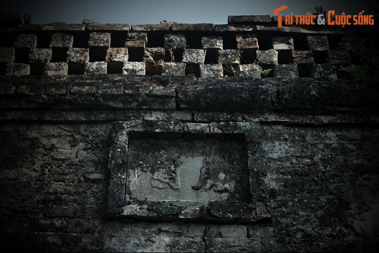 Theo các nhà nghiên cứu, việc tổ chức các cuộc đấu giữa voi và hổ ban đầu có mục đích rèn luyện tính chiến đấu cho voi, về sau mới trở thành một loại hình giải trí cung đình. Dưới triều Nguyễn, những trận tử chiến giữa voi và hổ thường được tổ chức mỗi năm một lần.