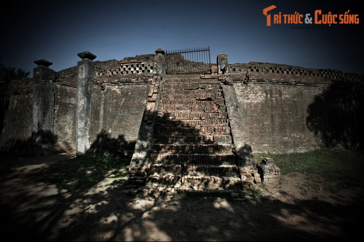 Các quan quỳ nghênh đón ở chiếu hoa trải trên đường rồi theo vua vào cổng giữa lên khán đài. Không chỉ dành cho vua quan, dân chúng cũng được dự khán, đã hăm hở kéo đến từ sáng sớm, khiến khí thế hừng hực tràn ngập Hổ Quyền. Khi vua an vị, trận tử chiến voi - hổ khai cuộc.