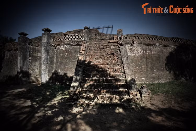 Các quan quỳ nghênh đón ở chiếu hoa trải trên đường rồi theo vua vào cổng giữa lên khán đài. Không chỉ dành cho vua quan, dân chúng cũng được dự khán, đã hăm hở kéo đến từ sáng sớm, khiến khí thế hừng hực tràn ngập Hổ Quyền. Khi vua an vị, trận tử chiến voi - hổ khai cuộc.