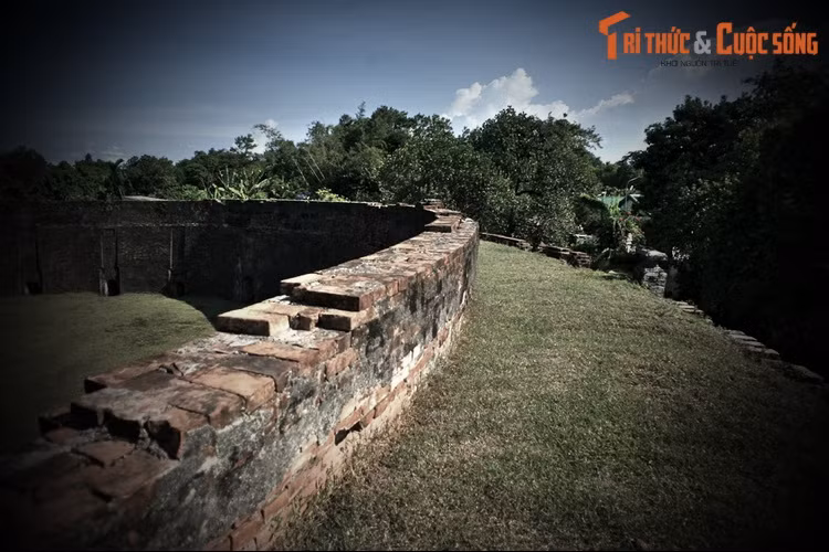 Bài Hổ Quyền trong cuốn "Quần thể di tích Huế" (tác giả Phan Thuận An, Nhà xuất bản Trẻ 2007, trang 293-299), nói về cuộc đấu này như sau: “Voi cái bước vào đấu trường có vẻ hiên ngang, đi qua đi lại trước mặt cọp không một chút sợ hãi...”.