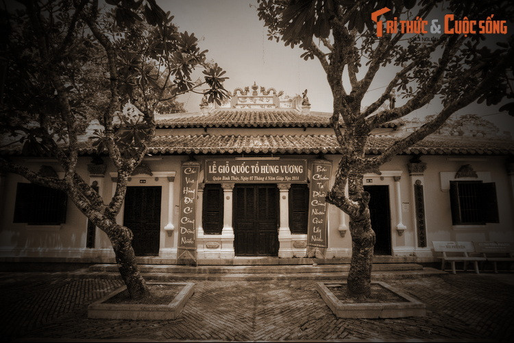 Trước khi chia tay vợ, người lính đốt hương đứng trước một gốc đại thụ khấn xin Thành Hoàng, thổ địa bảo trợ người vợ trẻ để ông ta yên tâm làm nhiệm vụ với đất nước. Một con hổ đã tu lâu năm, tính hiền và tinh khôn như người, nấp sau gốc đại thụ nghe lời khấn.