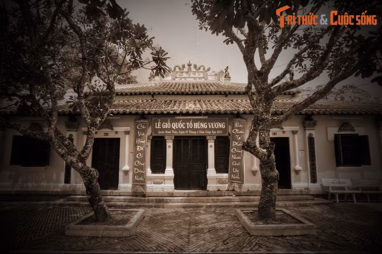 Trước khi chia tay vợ, người lính đốt hương đứng trước một gốc đại thụ khấn xin Thành Hoàng, thổ địa bảo trợ người vợ trẻ để ông ta yên tâm làm nhiệm vụ với đất nước. Một con hổ đã tu lâu năm, tính hiền và tinh khôn như người, nấp sau gốc đại thụ nghe lời khấn.