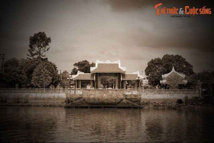 Nằm bên rạch Long Tuyền, thuộc phường Bình Thủy, quận Bình Thủy, TP Cần Thơ, đình Bình Thủy là một công trình lịch sử tiêu biểu cho giai đoạn khai hoang miền Tây Nam Bộ xưa. Ngày nay ngôi đình này vẫn lưu giữ tục thờ hổ rất độc đáo.