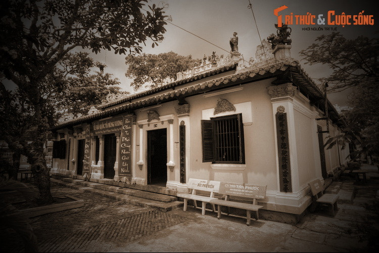 Một đêm nọ, con hổ nghe tiếng bà Bé rên rỉ đau bụng chuyển dạ đẻ đã chạy thẳng đến nhà một bà mụ. Bà mụ đang ngủ mơ màng, mở mắt ra trông thấy con hổ sợ quá ngất xỉu.