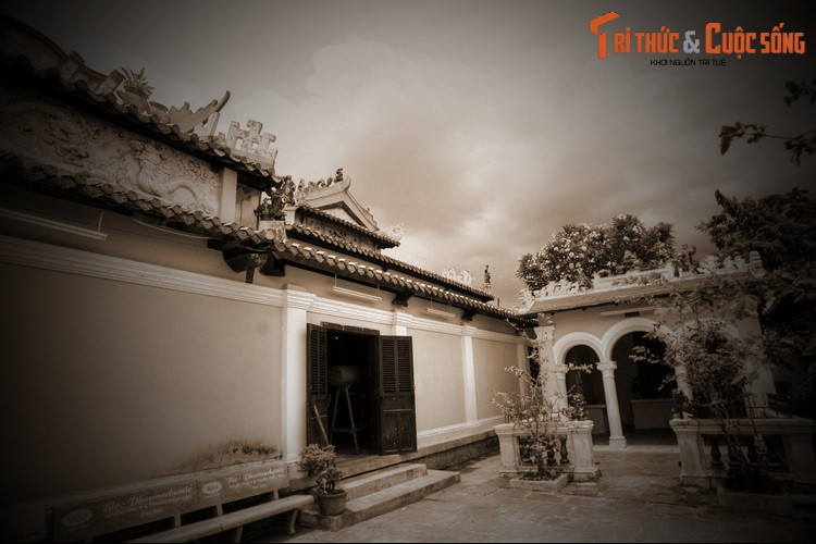 Hổ tha bà mụ đến tận cửa nhà bà Bé. Khi tỉnh dậy, bà mụ quáng quàng chạy vào nhà bà Bé và phát hiện bà Bé cần cứu giúp. Bà mụ đã giúp bà Bé vượt cạn thành công trong cơn thập tử nhất sinh.