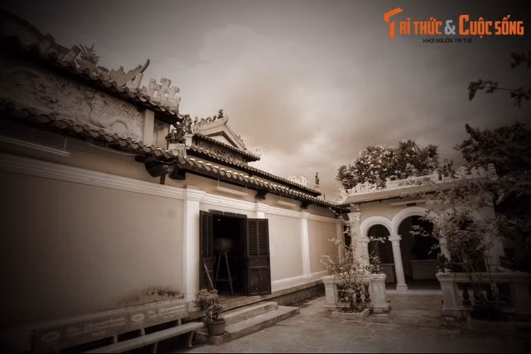 Hổ tha bà mụ đến tận cửa nhà bà Bé. Khi tỉnh dậy, bà mụ quáng quàng chạy vào nhà bà Bé và phát hiện bà Bé cần cứu giúp. Bà mụ đã giúp bà Bé vượt cạn thành công trong cơn thập tử nhất sinh.