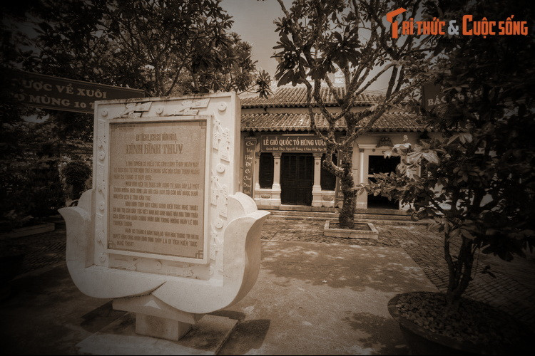 Tục thờ này gắn với một giai thoại đã được các nhà nghiên cứu văn hóa ghi lại. Theo đó, ngày xưa, ở vùng Long Tuyền có một phụ nữ tên Bé sống một mình. Chồng đăng lính triều Nguyễn đi trấn giữ vùng biên cương.