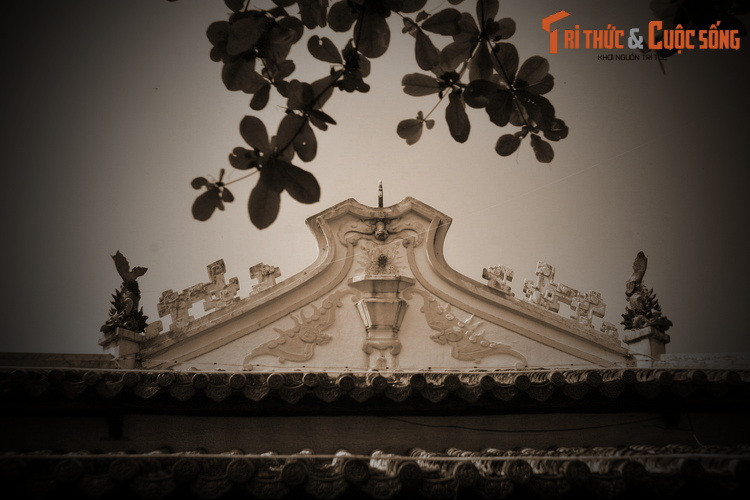 Ngoài ra, cư dân địa phương còn truyền tụng rất nhiều giai thoại khác liên quan đến việc Thần Hổ cứu người khi gặp hoạn nạn. Khi hổ chết, dân làng tiếc thương lấy thi thể làm tượng cốt đặt trong miếu thờ.