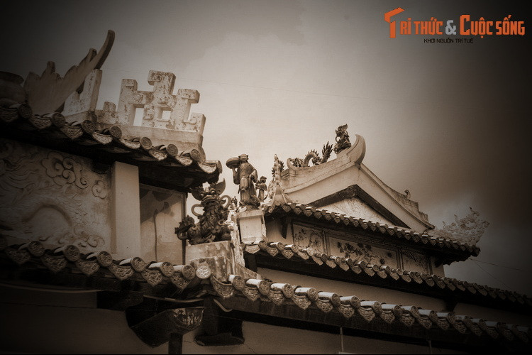 Sáng sớm hôm sau, khi mở cửa ra, bà mụ đã trông thấy một con heo rừng nằm chết trong sân. Trên thân heo đầy vết móng hổ. Sực nhớ diễn biến đêm qua, bà mụ biết, con hổ đã bắt heo trả lễ.