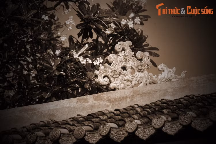 Cho rằng đó là hổ thần bảo vệ dân làng, bà mụ và bà Bé cùng dựng một ngôi miếu để thờ Thần Hổ. Người ta tin rằng, ngôi miếu này chính là tiền thân của đình Bình Thủy ngày nay.